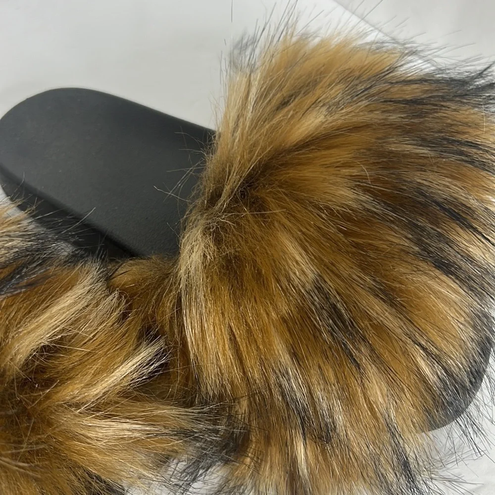 WOMANS FURRY SLIP ON SANDALS SIZE 7